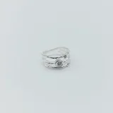 Anillo de plata 925 satinada con tres hileras y tres circonias engarzadas.