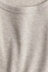 Remera de punto acanalado color gris claro, de algodón, con cuello redondo y corte entallado.