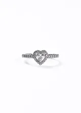 Anillo de plata 925 con dije de corazón con circonia blanca y engarce de pequeñas circonias en el contorno del corazón y en el brazo del anillo.