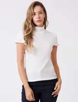 Remera blanca texturada de la marca Tahari, con cuello alto y manga corta.