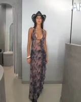 Sombrero de cowboy negro de paja trenzada, con ala ancha y cinta decorativa con apliques de metal y turquesas.