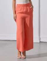 Pantalón negro de pierna ancha, marca Ninety. Con pretina ancha y elastizada.