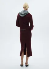 Falda midi negra de punto con goma elástica en la cintura y diseño lápiz.