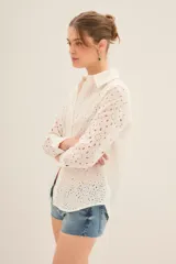 Camisa blanca de algodón con bordado inglés, corte regular, cuello clásico, cartera con botones ocultos y mangas largas.