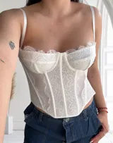 Corset blanco de encaje con tirantes finos y copas preformadas.