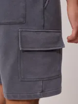 Short deportivo gris con bolsillos cargo laterales y cordón ajustable en la cintura.