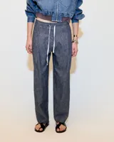 Pantalón azul de lino y algodón, con pinzas, corte recto y cordón ajustable en la cintura.