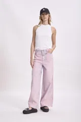 Jeans anchos de corte recto en color rosa claro con efecto de decoloración.