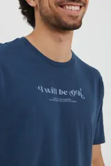 Remera azul oscuro de corte recto y manga corta, con estampado frontal de texto en color gris.