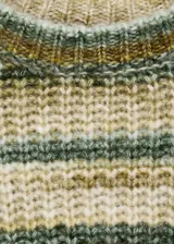 Sweater de punto grueso a rayas horizontales en tonos beige, verde y marrón, con cuello redondo y corte recto.