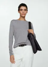 Sweater de punto fino color beige, con cuello redondo y mangas largas.