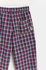 Pijama de algodón color azul marino, compuesto por una remera de manga corta y cuello redondo, y un pantalón largo liso.