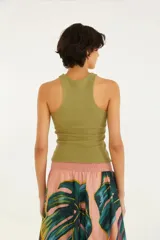 Musculosa verde oliva de algodón con cuello alto y sisas anchas. Estampado frontal con el logo de la marca y un diseño de bananas y flores.