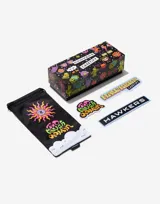 Lentes de sol unisex Hawkers X Casetify, con montura geométrica color amarillo translúcido y lentes degradadas de gris a negro.