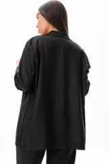 Blazer negro de corte entallado, con cierre frontal con botones y bolsillos.
