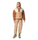 Campera puffer corta Columbia Pike Lake II Cropped, color beige, blanco y marrón, con tecnología térmica reflectante Omni-Heat™, aislamiento de poliéster 100 % reciclado, puños con forro de jersey, protector de mentón, cremallera central delantera de doble dirección, bolsillo interior de seguridad, bolsillos laterales con cremallera, puños elásticos, dobladillo ajustable con ceñidor y tratamiento duradero repelente al agua sin PFC.