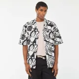 Camisa de manga corta con estampado abstracto en blanco y negro.