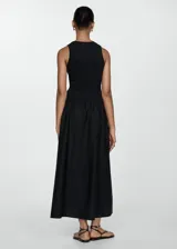 Vestido largo negro de tejido de punto con tirantes anchos, cuello redondo y falda evasé.