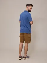 Remera polo marrón de piqué de algodón con cuello clásico y tapeta de dos botones. Logo bordado en el pecho. Corte clásico.