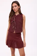 Falda corta de lino color rojo, con diseño de tiro alto y un volado en el ruedo. Posee cierre en la parte posterior.