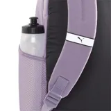 Mochila Puma unisex color gris con detalles en negro. Tiene un compartimento principal con cierre, un bolsillo frontal con cierre y un bolsillo lateral de malla. El logo de Puma está estampado en relieve en el frente.