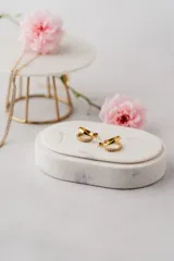 Aros tipo argolla dorados con una hilera de circonias blancas.