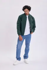 Campera bomber verde con cierre frontal y cuello, puños y cintura acanalados.