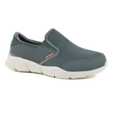 Championes Skechers Relaxed Fit Equalizer 4.0, color gris, sin cordones, con capellada de malla deportiva y superposiciones sintéticas. Cuenta con plantilla Air Cooled Memory Foam y media suela Burst con absorción de impactos. Horma ancha.