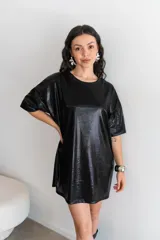 Remerón dorado con textura brillante y mangas cortas.