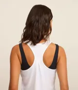 Musculosa deportiva roja de microfibra con perforaciones y espalda estilo nadador.