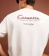 Remera de algodón color crudo, modelo comfort, con cuello redondo y manga corta. Estampa frontal de un auto Corvette de Chevrolet.