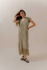 Vestido largo tejido color verde oliva, con escote en V y flecos en el ruedo.