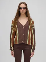 Cardigan corto de punto color verde oliva con rayas verticales en verde oscuro y lila. Tiene escote en V, mangas largas y botones al frente.