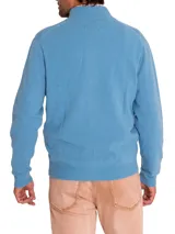 Sweater celeste de punto con cuello alto y cierre frontal completo.