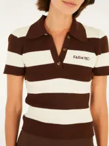 Polo de punto a rayas horizontales color marrón y blanco, de la marca Farm Rio. Tiene cuello deportivo con cierre de botones, mangas cortas y el nombre de la marca bordado en el pecho.