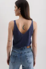 Musculosa azul con lurex, escote en V y breteles finos.