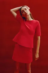 Minifalda roja de punto liso, tiro alto y corte evasé.