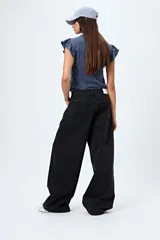 Pantalón de jean negro de corte ancho y tiro medio.