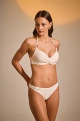 Bombacha vedetina color marfil con textura acanalada.