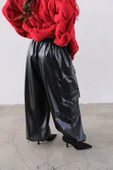 Pantalón marrón de tejido plano tipo cashmiere, corte holgado y tiro alto.