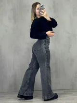 Pantalón de jean gris oscuro, corte wide leg, tiro alto y bolsillos frontales con cierre.