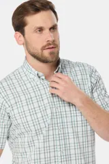 Camisa de manga corta con estampado a cuadros en tonos verde y blanco. Confeccionada en algodón. Hecho en Uruguay.