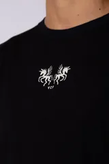 Remera negra oversize de mangas cortas con estampado pequeño de dos caballos blancos en el pecho.