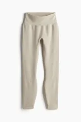 Calzas deportivas largas color beige, de tejido acanalado con tecnología DryMove™ y cintura alta.