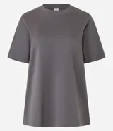 Remera blanca oversized de mangas cortas, confeccionada en algodón peruano, con cuello redondo y sin estampa.