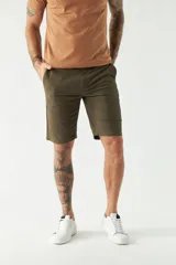 Bermuda de gabardina color beige, corte chino, con bolsillos laterales y traseros, cierre con cremallera y botón, presillas para cinturón y logo bordado.