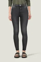 Pantalón super skinny de jean en color gris oscuro, de cintura alta y ajuste perfecto.