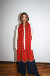 Bufanda tejida a máquina con diseño de rombos en tonos marrón, azul, verde y amarillo. Terminación con volados.