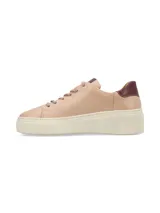 Sneaker Adelaida de cuero graneado color verde oliva, con cordones de algodón y suela elevada color crema.