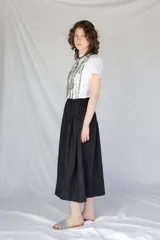 Remera blanca de algodón con cuello redondo y estampado de peces en escala de grises.